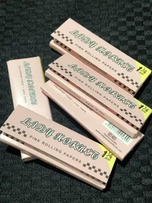 Lady hornet pink rolling papers